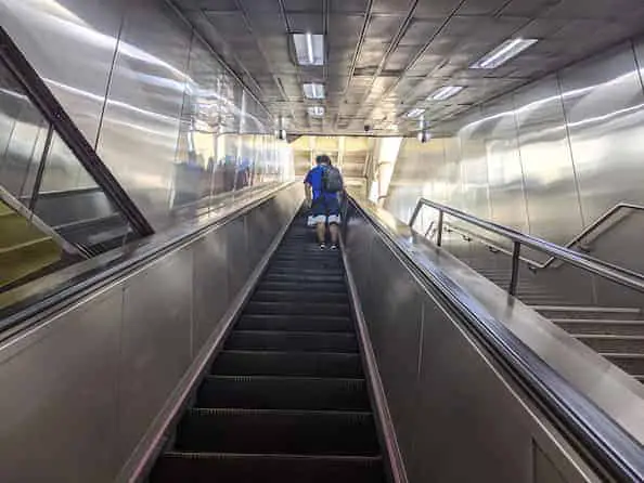 taipei metro guide: taipei escalator edequitte
